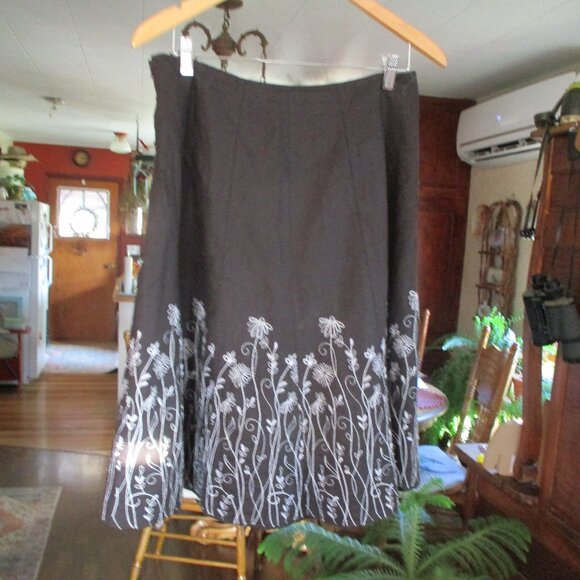 Black A-line Linen-Rayon  midi skirt with  white embroidery border - Picture 6 of 6
